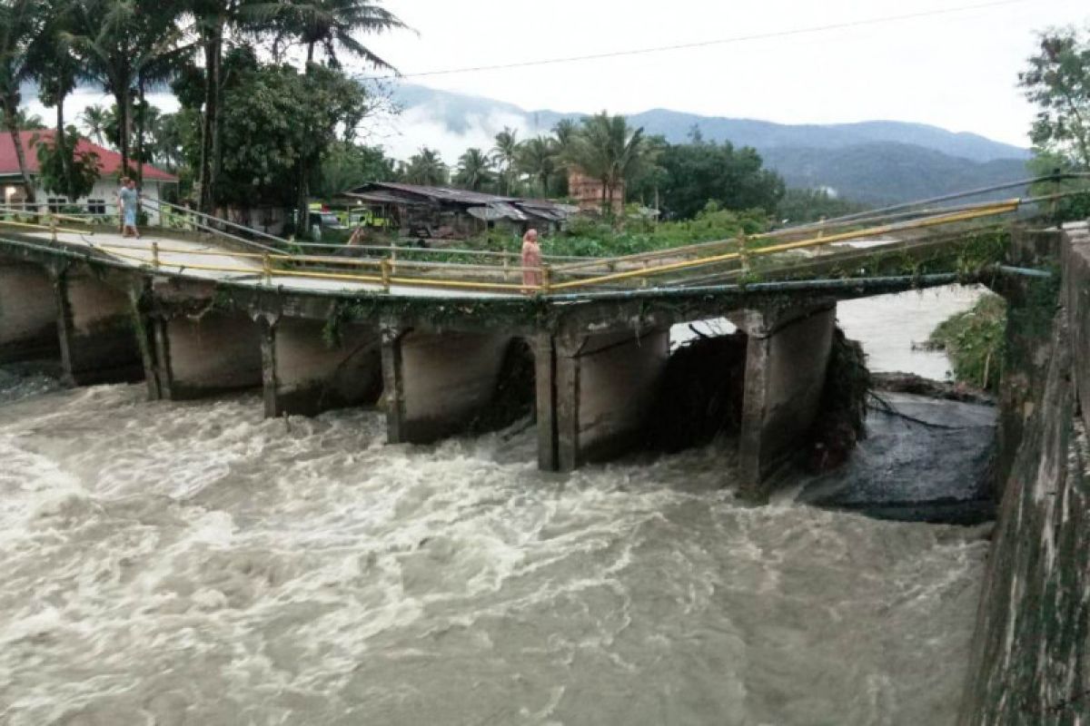 Jembatan Sungai Pangkua amblas, 4.000 warga terganggu akses jalan