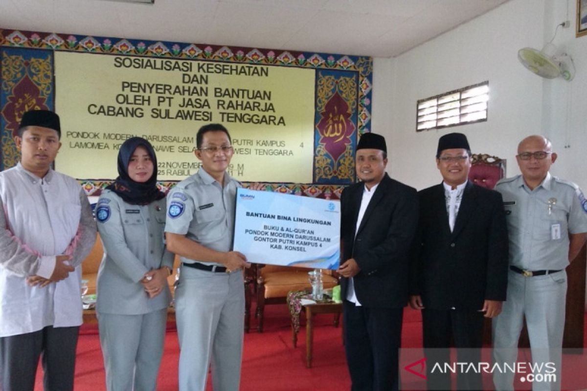 Jasa Raharja Sultra beri bantuan sarana pendidikan kepada Ponpes Gontor