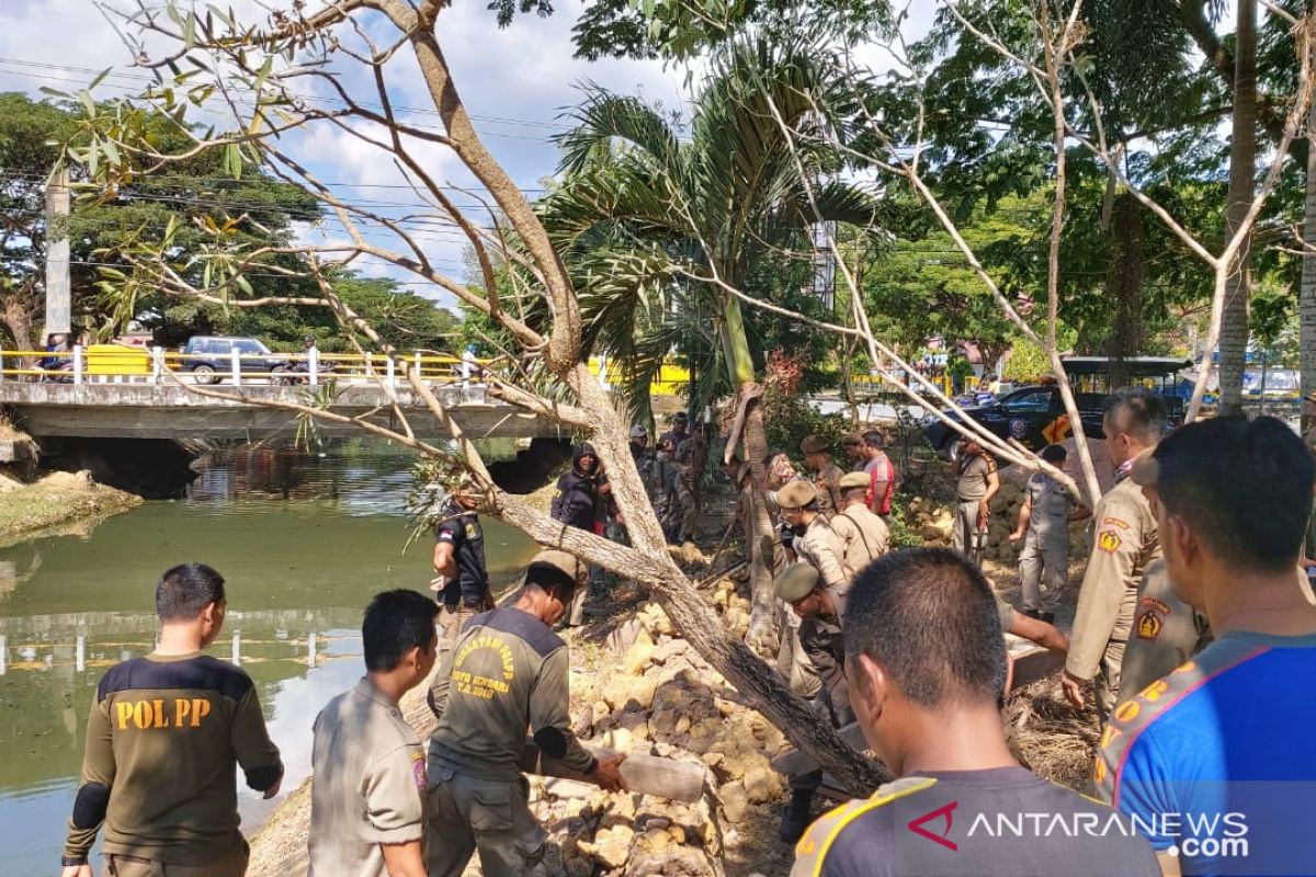 Polisi Pamong Praja Kendari bongkar bangunan yang langgar tata ruang