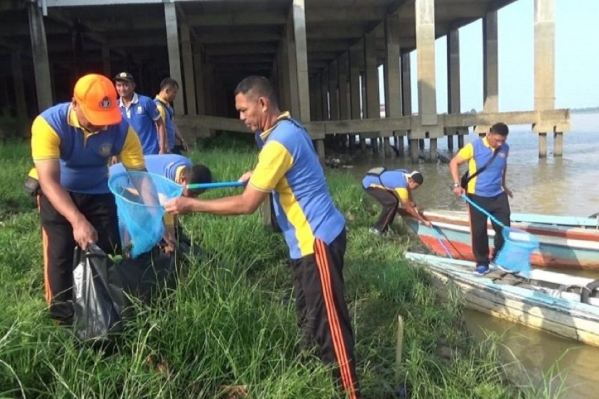 Polair Polda Jambi gotong royong bersihkan sampah Sungai Batanghari