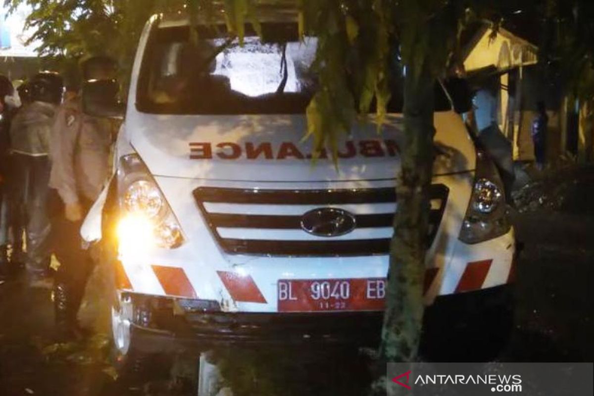 Ambulans RSUD Meulaboh tabrak median jalan, warga berhamburan