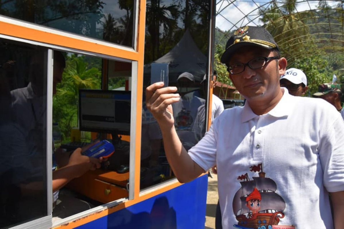 Masuk Pantai Air Manis Padang gunakan uang elektronik