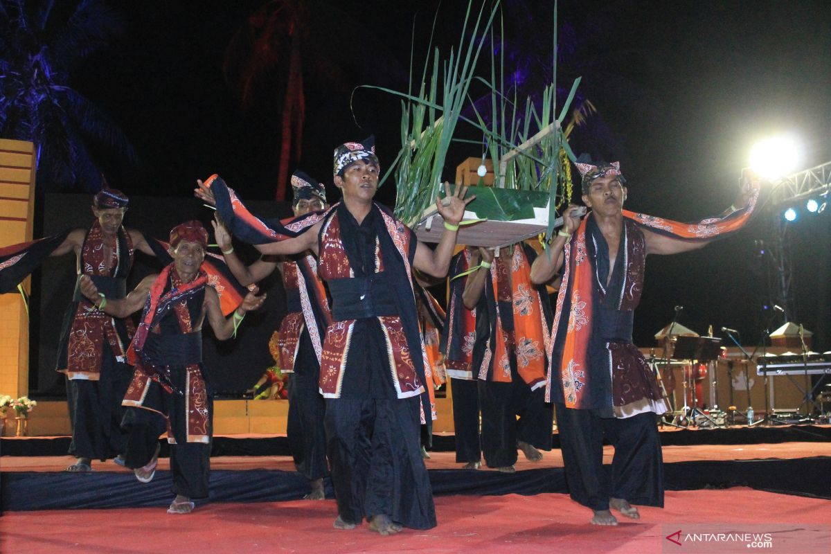 Festival Pariopo Hodo jadi pertunjukan budaya menarik warga Situbondo