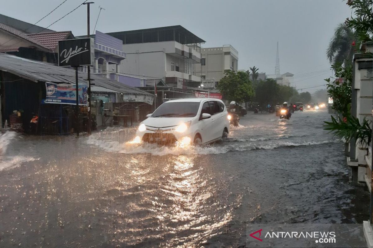 Hujan, sejumlah lokasi di Kota Pontianak banjir