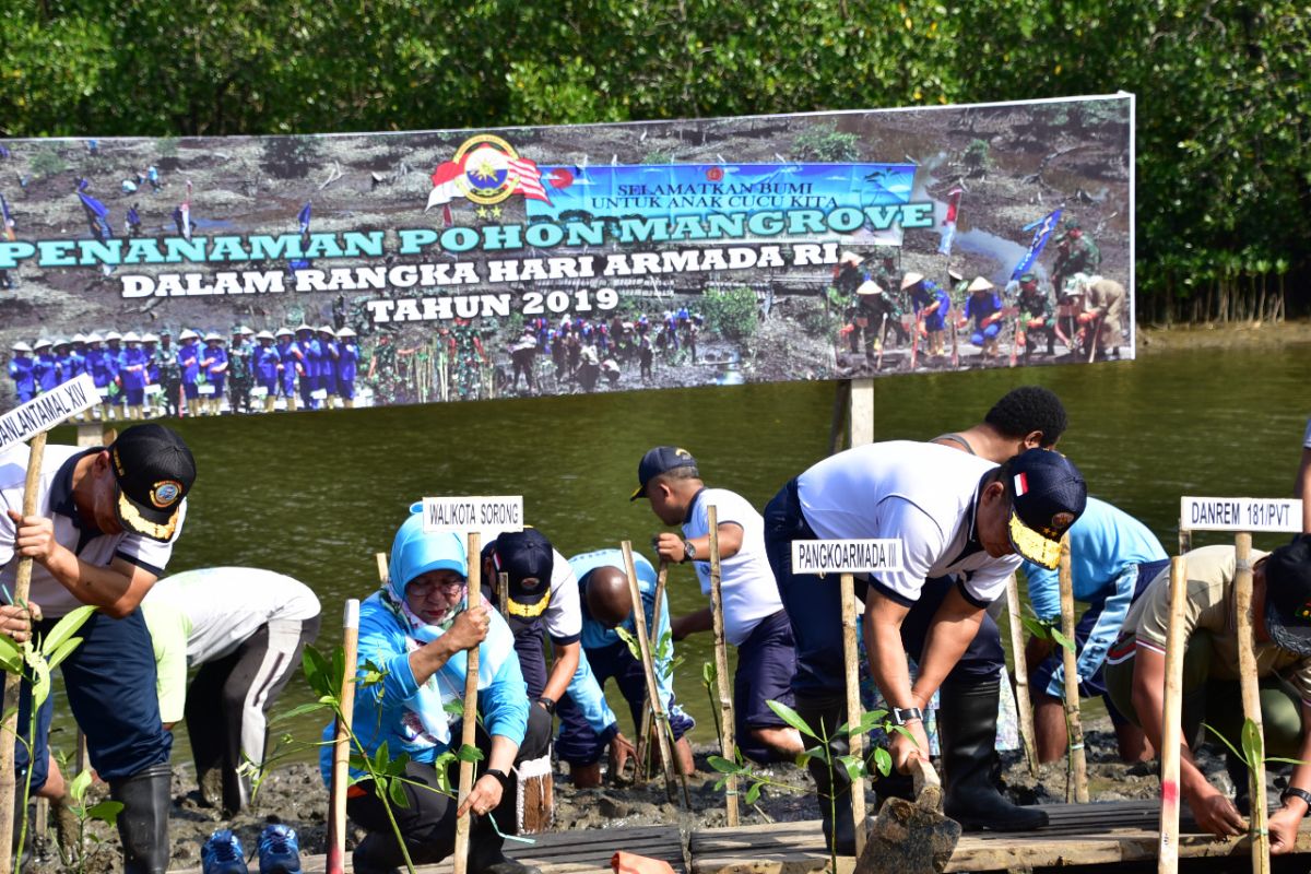 Prajurit TNI AL bersama masyarakat tanam mangrove di pesisir Sorong