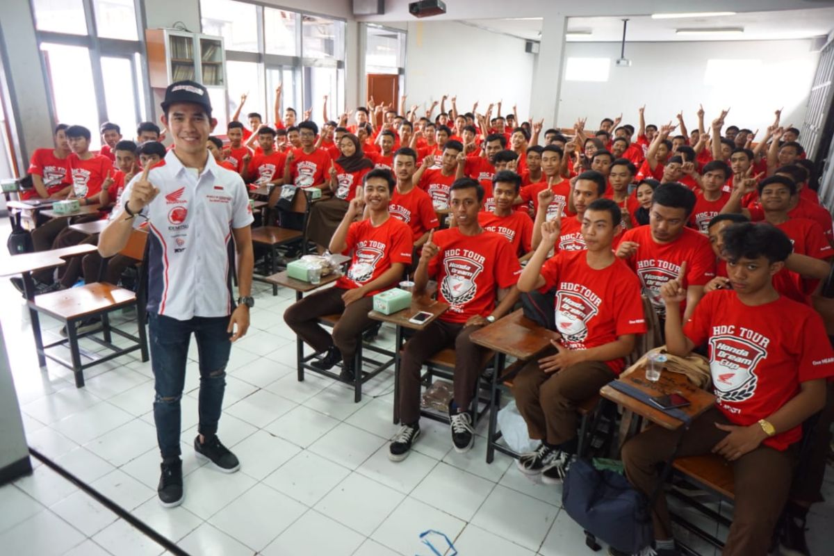 Pebalap AHRT berbagi pengalaman balap dengan pelajar SMK