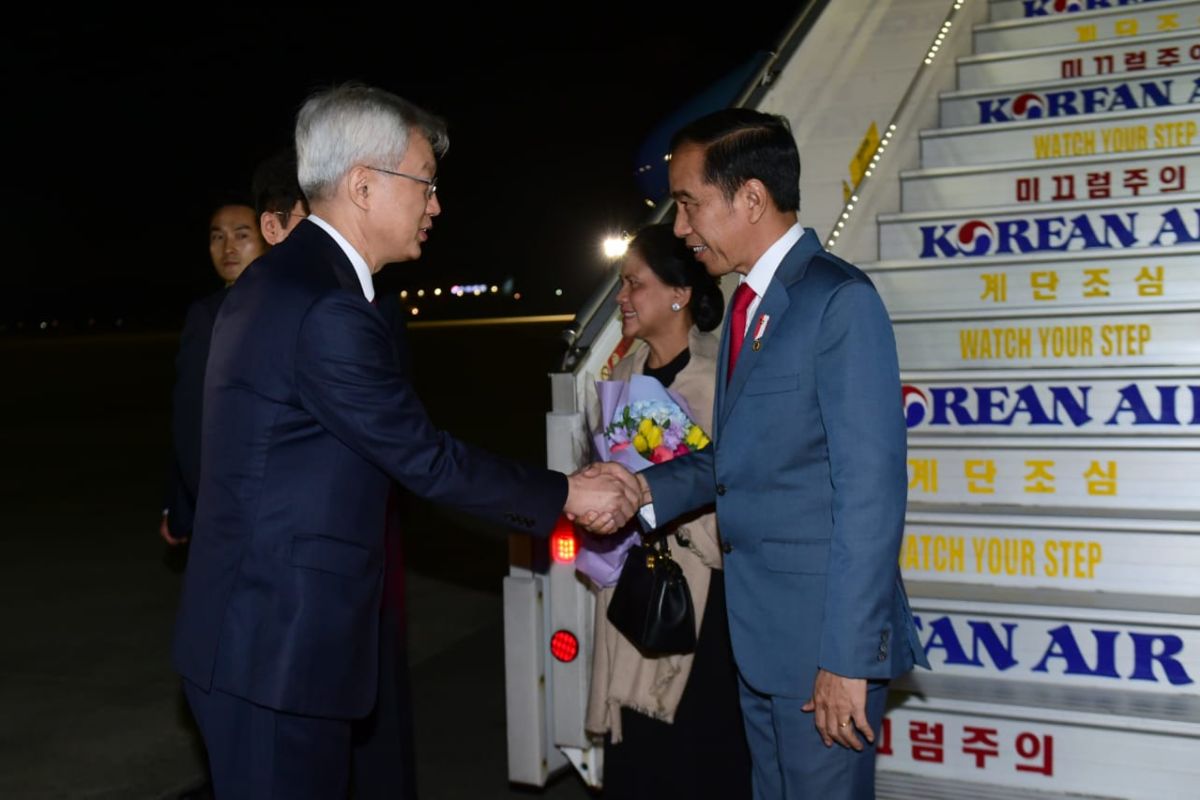 Presiden Jokowi dan Ibu Negara tiba di Busan Korsel hadiri KTT ASEAN-RoK