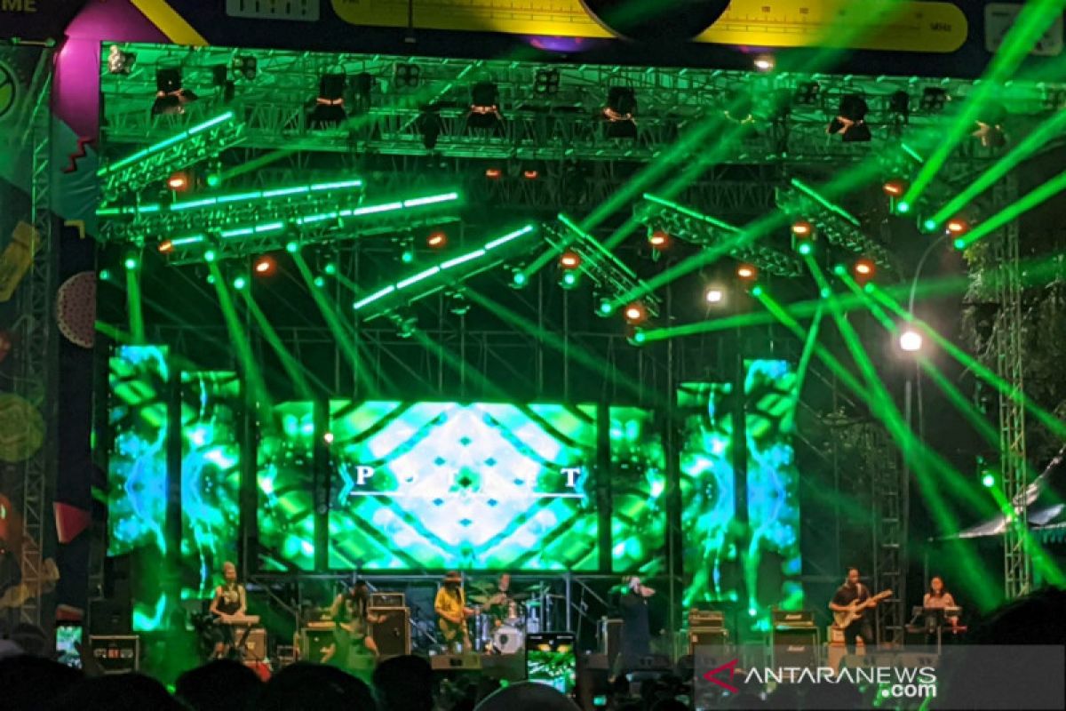 Kemarin, Aqua di 90s Festival hingga EXO ber-blangkon di konser