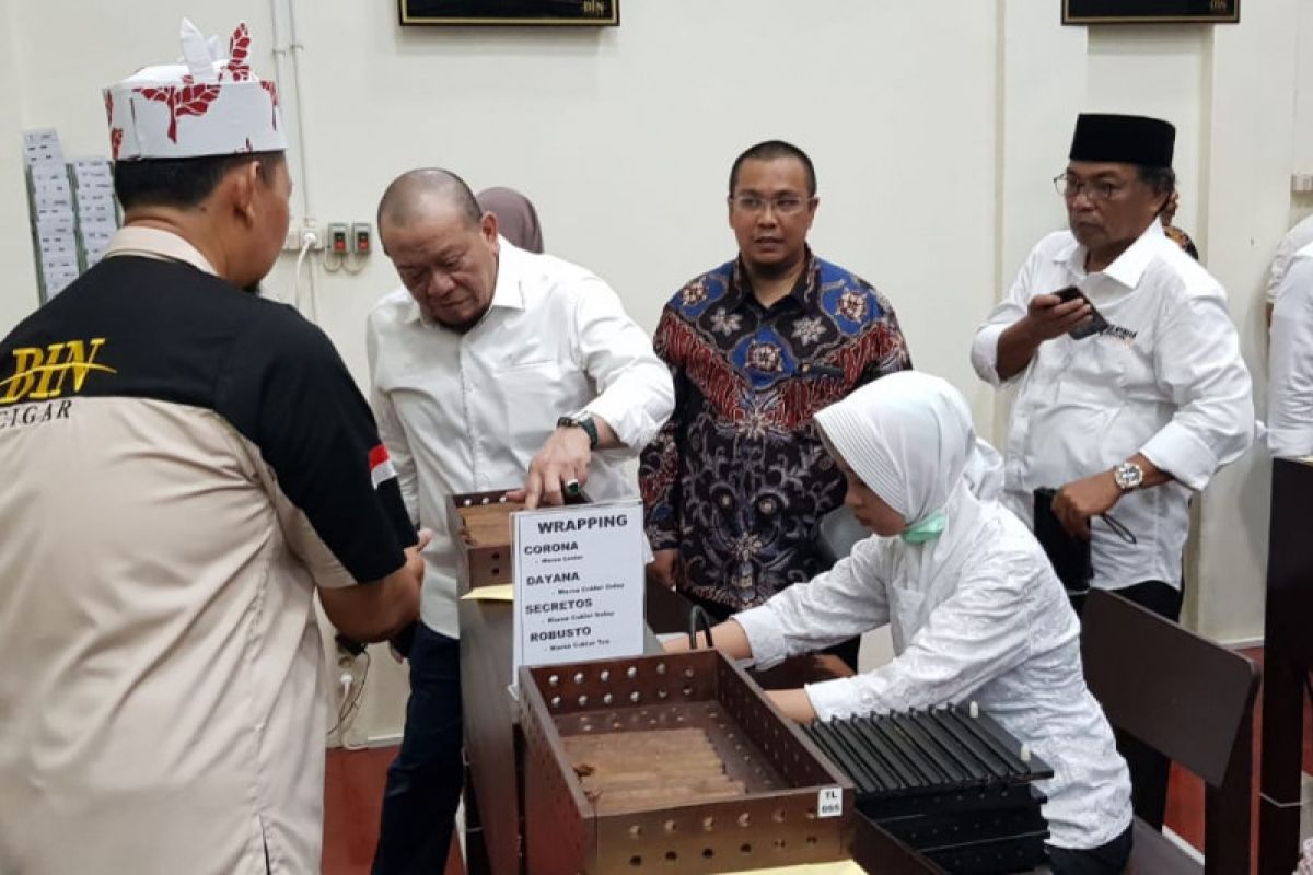 Ketua DPD La Nyalla Mattalitti resmikan pabrik cerutu di Jember