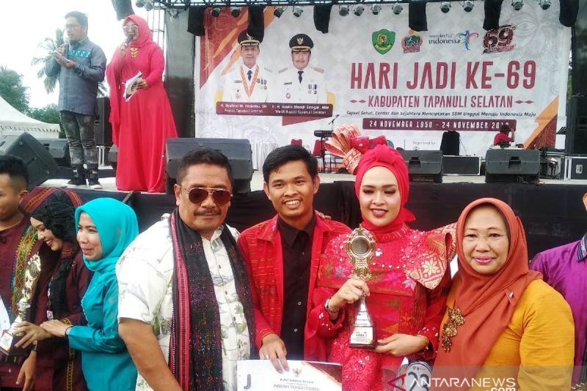 Bappeda juara satu fashion show busana tenun batik Tapsel