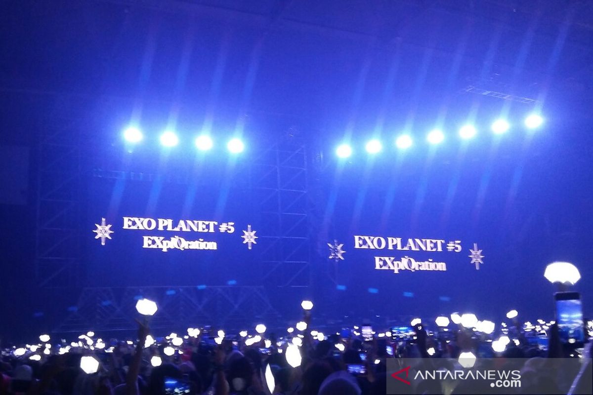 Tanpa D.O, Xiumin dan Lay, EXO buka konser Jakarta lewat "Tempo"