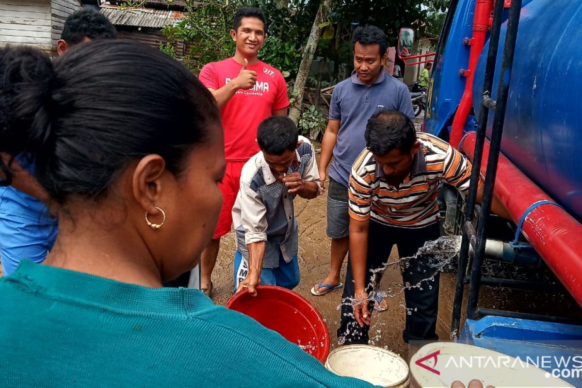 PDAM Salurkan Air Bersih Bagi Korban Banjir Solok Selatan