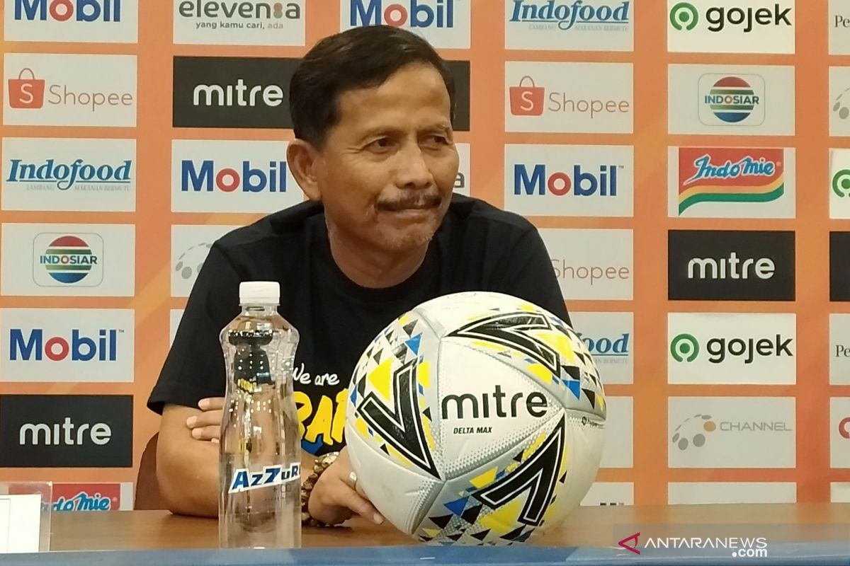 Djanur tak mau mengungkit rekor baik hadapi Persib Bandung