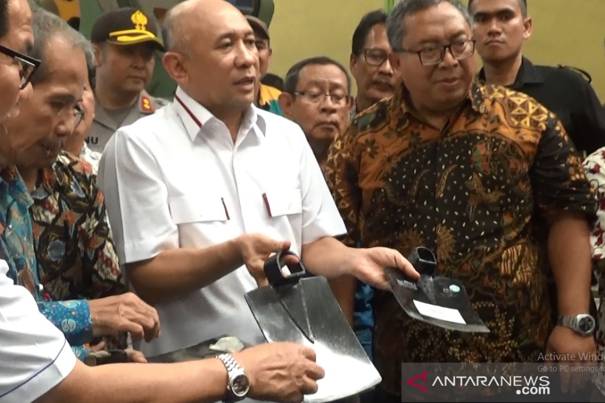 Cangkul produk  Sukabumi lebih berkualitas dibanding impor