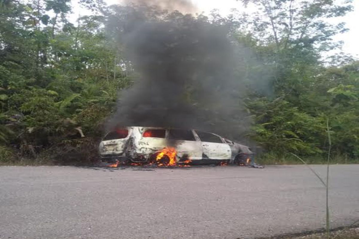 Mobil pribadi milik honorer Dinas Perpustakaan Daerah Murung Raya terbakar