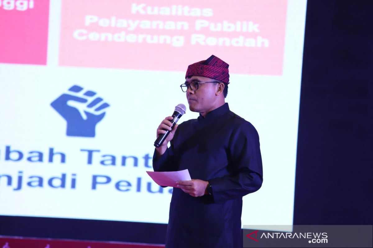 Azwar Anas terima penghargaan Bupati Pembina Pelayanan Publik sangat baik