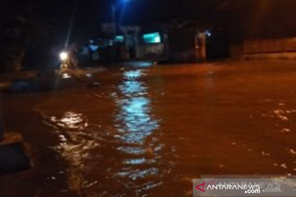 Solok Selatan sediakan 3.300 nasi bungkus bagi korban banjir