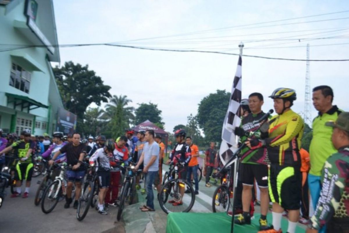 Polisi-TNI Jambi "gowes" bareng HUT ke-60 Korem 042/Gapu