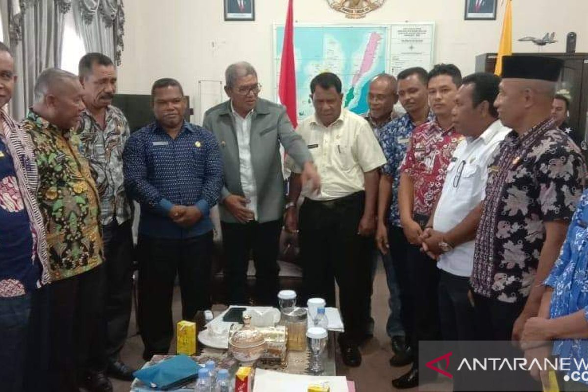 Bupati Maluku Tenggara minta camat tingkatkan kinerja