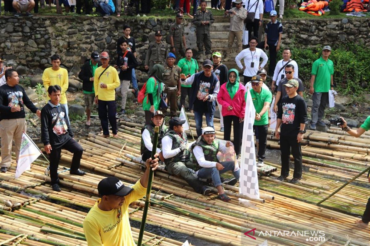 Bamboo rafting puncak Festival Loksado 2019