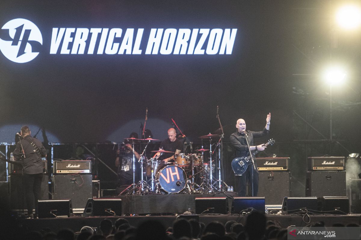 Festival 90an, Vertical Horizon sapa penonton "Assalamualaikum"