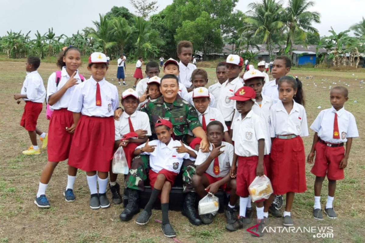 Komandan Pos TNI AL Ilwayab sering jadi guru bagi anak-anak pesisir