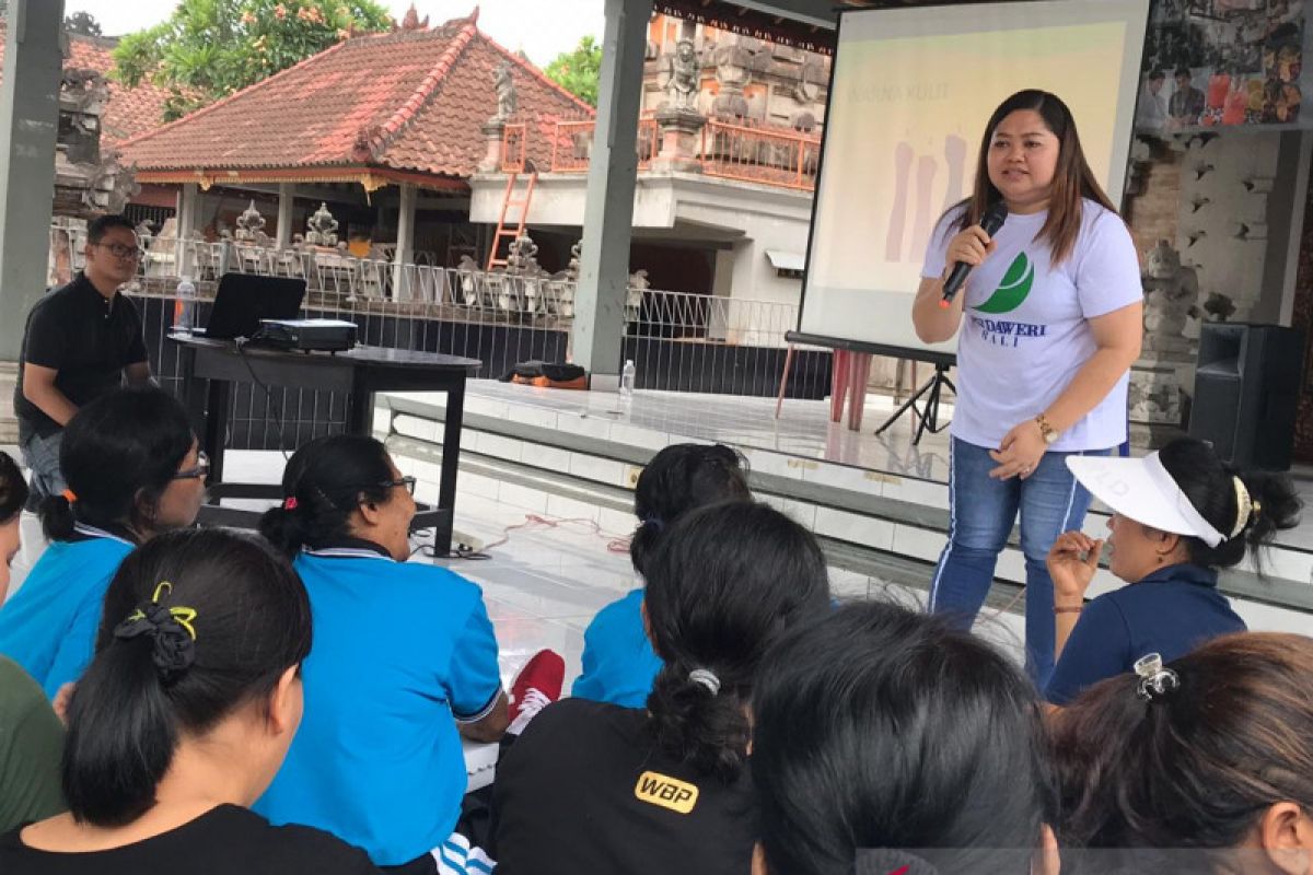 Perdaweri Bali sosialisasikan kesehatan kulit kepada masyarakat desa