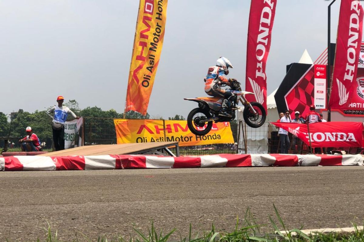 Kelas Supermoto Standard diwarnai diskualifikasi pemenang