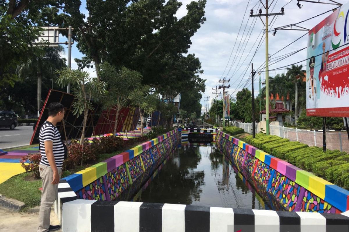 Viral... Ada parit warna-warni di Pekanbaru, 30 koi disebar