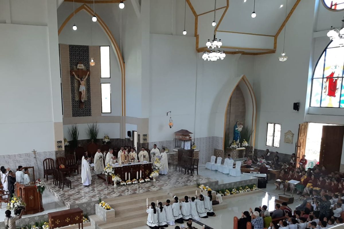 Uskup Manado resmikan Gereja Paroki Kristus Raja Kembes