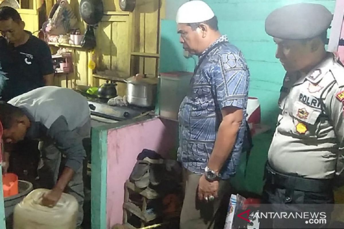 Polisi sita 124 liter tuak dari pedagang di Dharmasraya