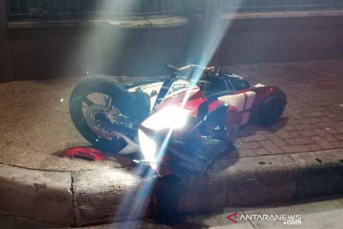 Nabrak pagar apartemen penumpang sepeda motor tewas di tempat