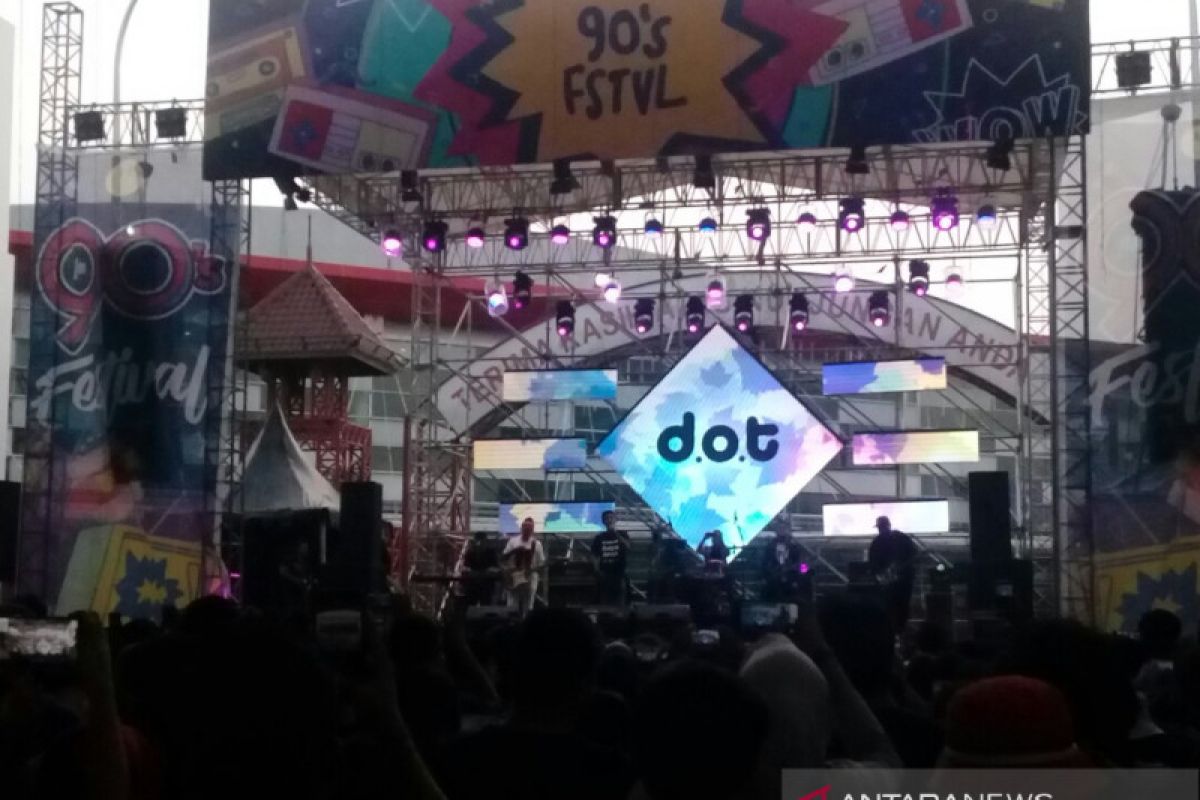DOT tampil dengan formasi awal di The 90's Festival