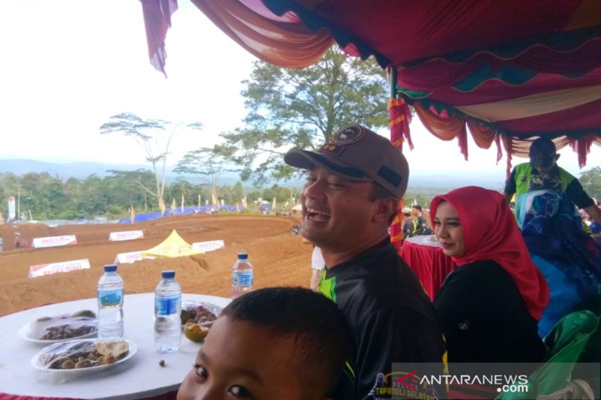 Motocross memperebutkan Piala Kapolres Tapanuli Selatan berlangsung meriah