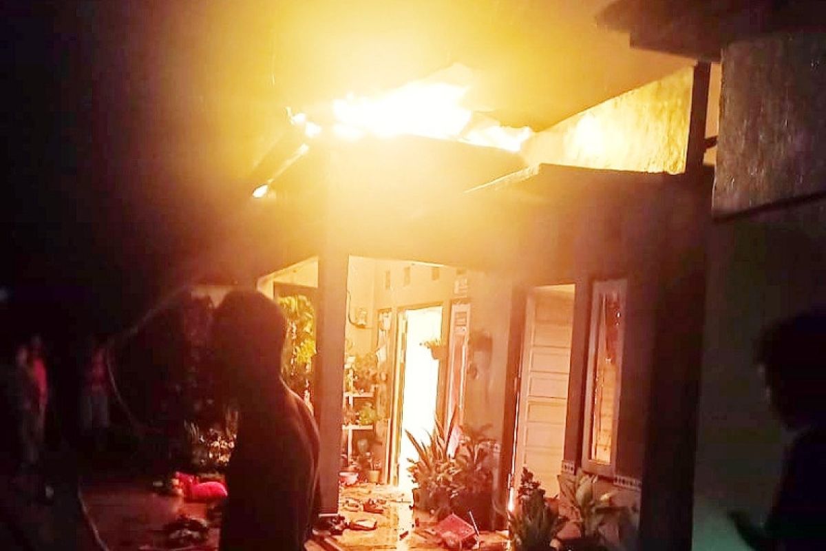 Sebuah rumah di Sampit ludes terbakar