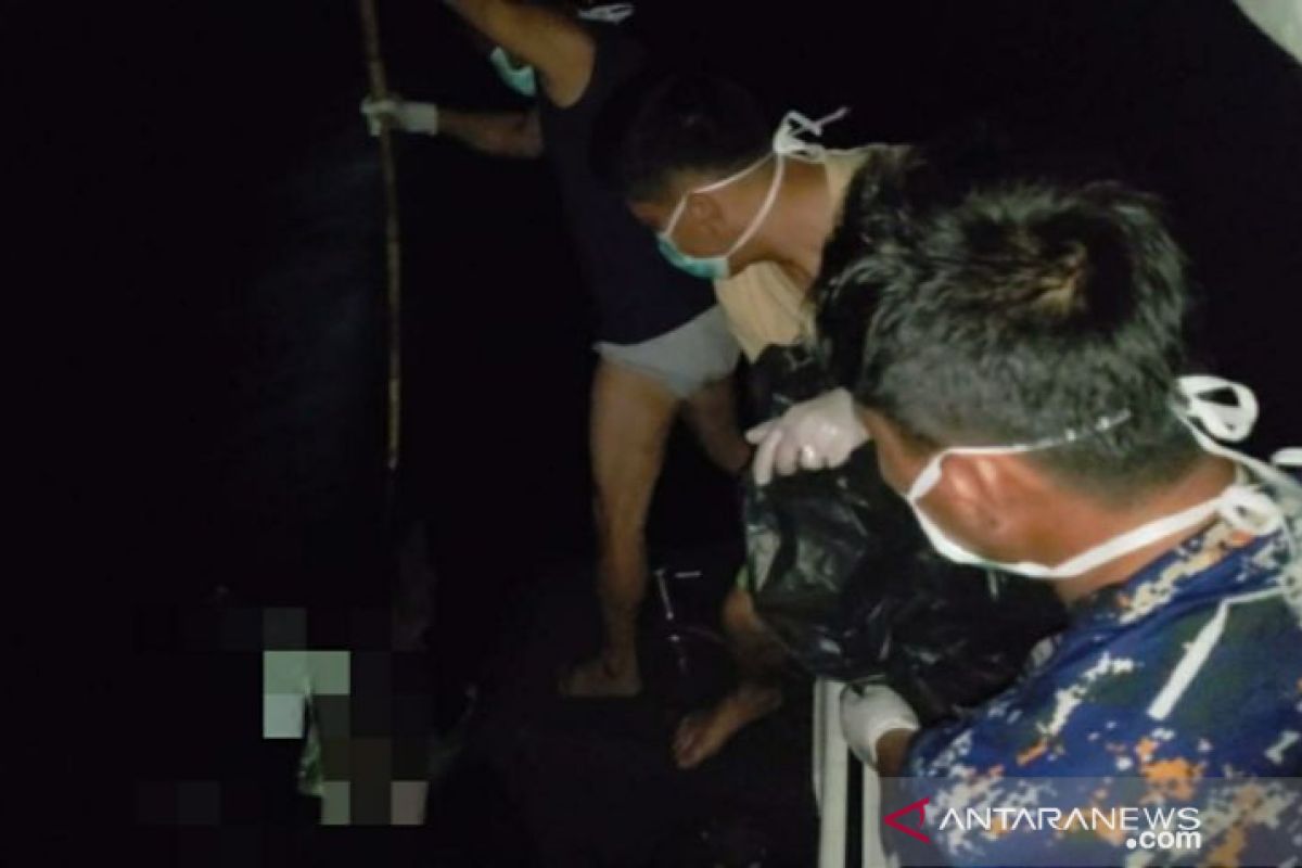 Satpolair Polres Bangka Barat evakuasi mayat terapung di Perairan Tanjung Besayap