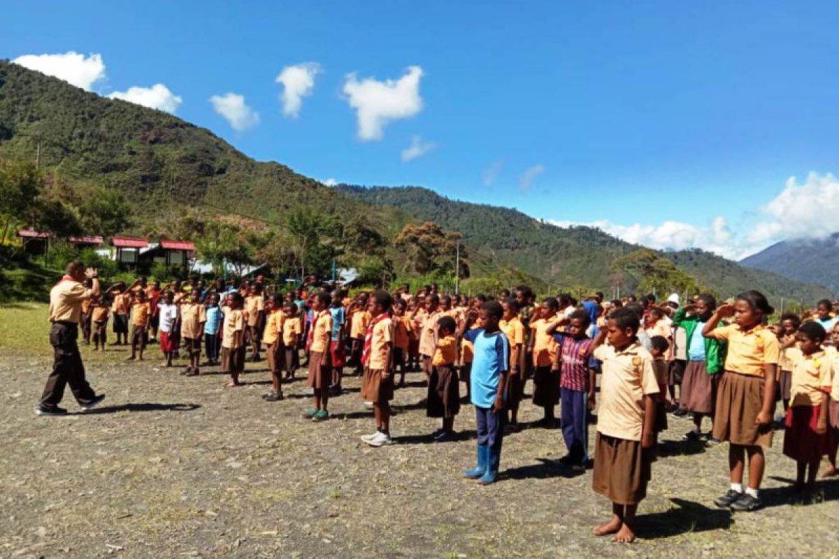 Kodim 1714/Puncak Jaya latih pramuka Saka Wira Kartika di SD YPPGI Mulia