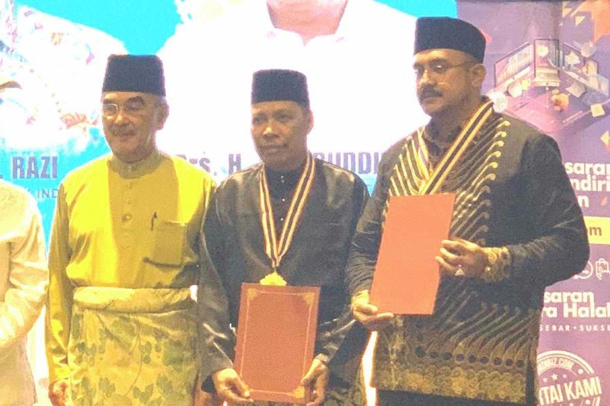 Rektor UMSU terima penghargaan dari Dunia Melayu Dunia Islam