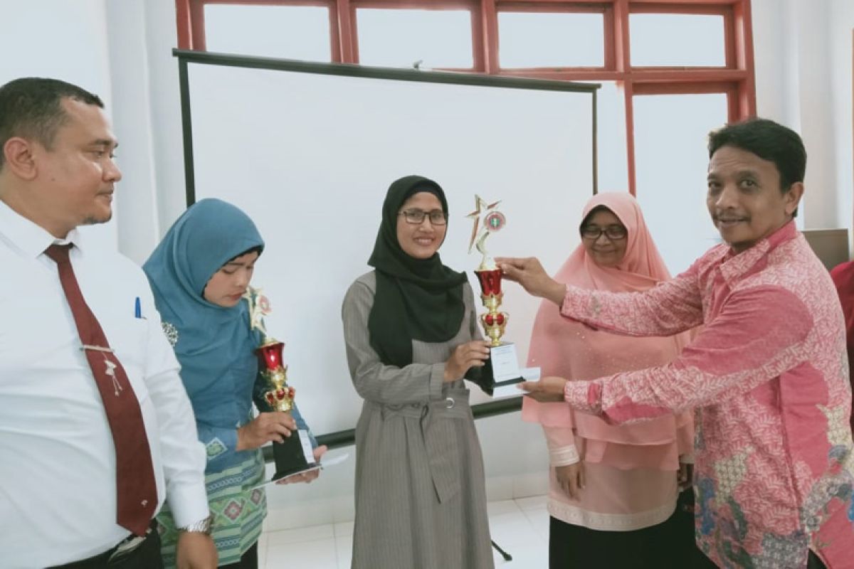 Guru SMK juara karya ilmiah hari ulang tahun PGRI