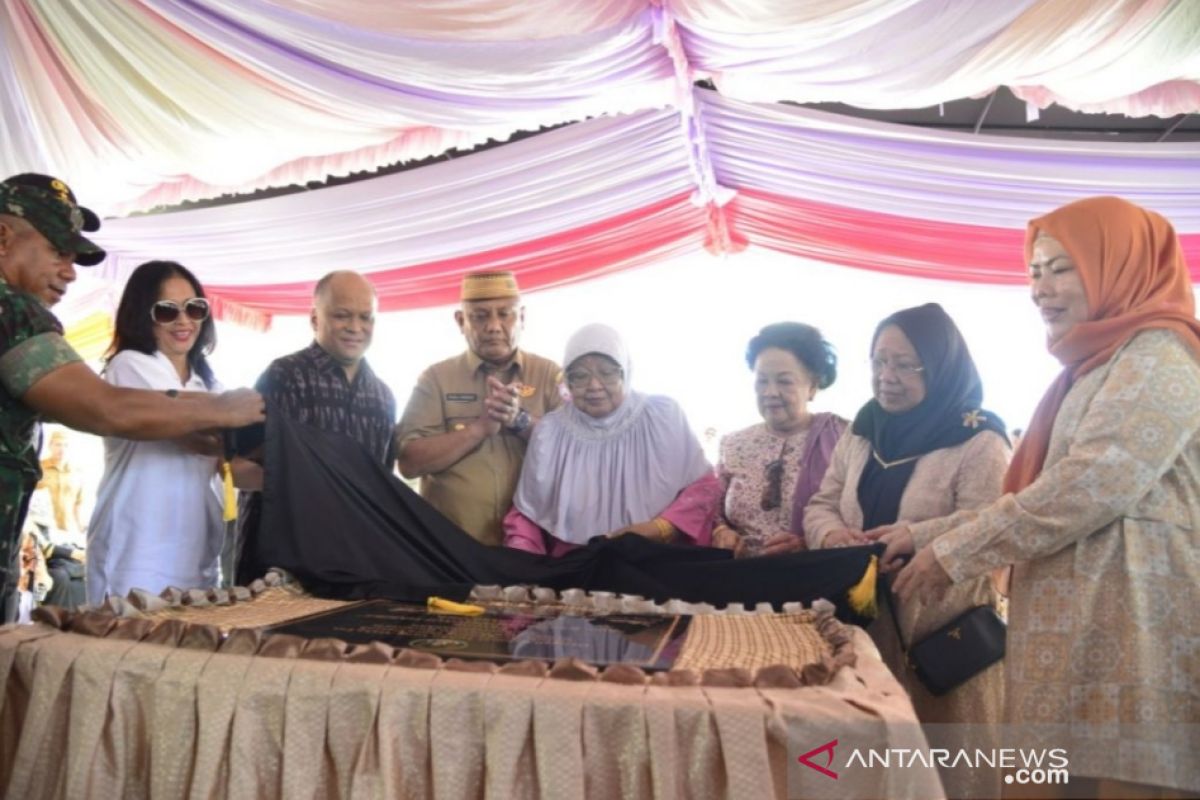 Ilham resmikan patung BJ Habibie di Gorontalo