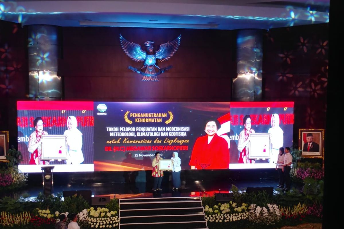 Megawati Soekarnoputri raih gelar tokoh penguatan MKG