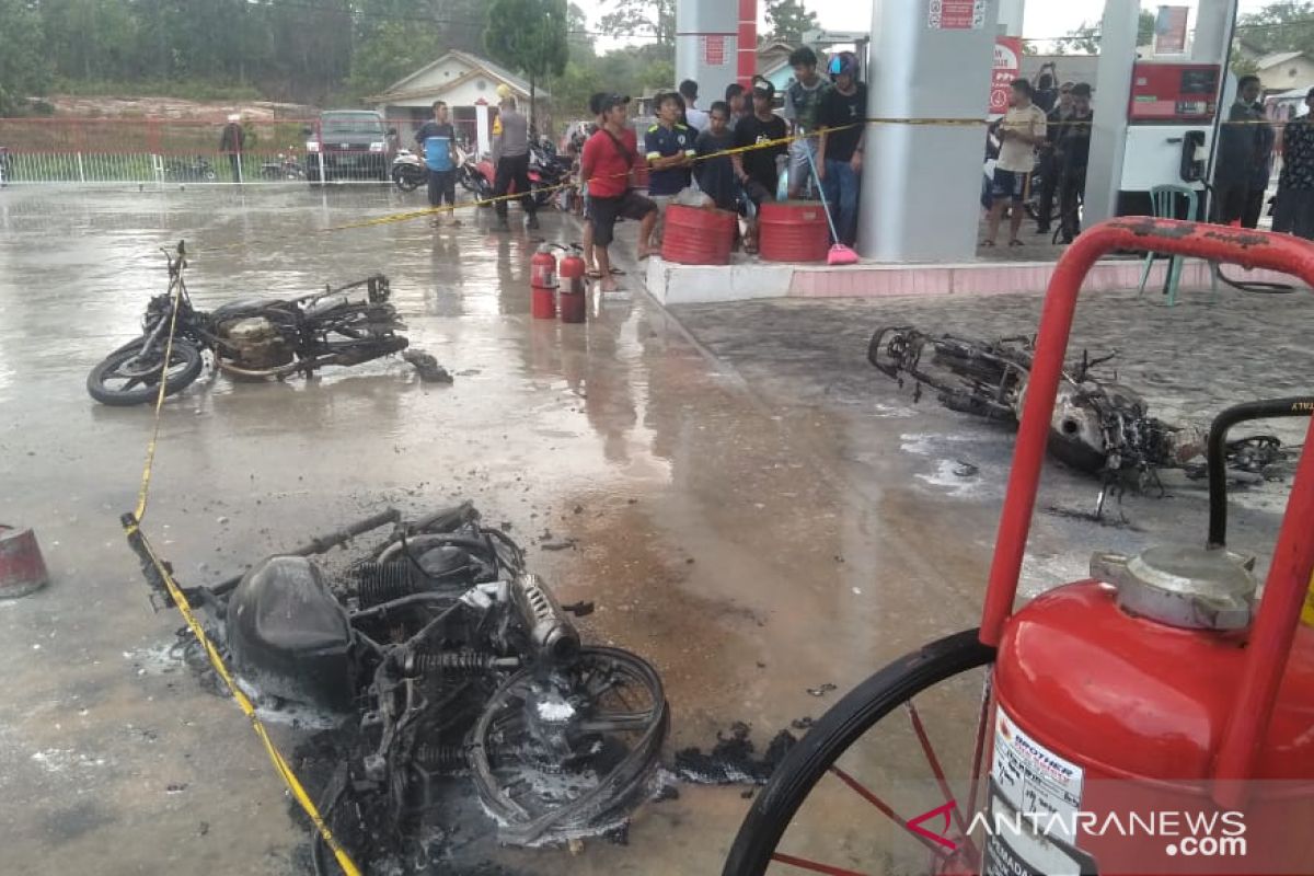 Sepeda motor korsleting, SPBU terbakar lima sepeda motor hangus