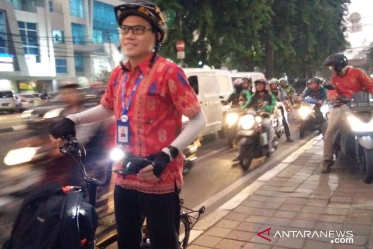 Pesepeda kehilangan hak melintas di jalur sepeda Jalan Tomang Raya
