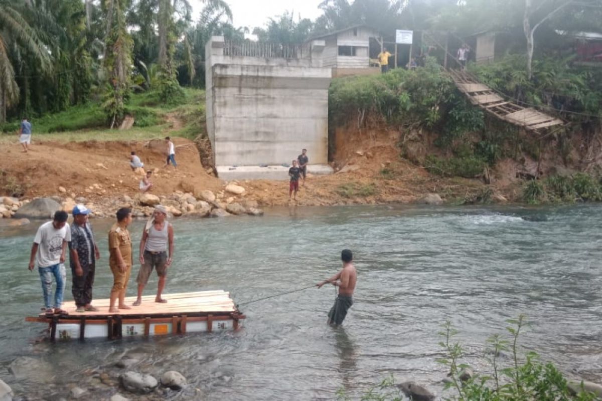 Masyarakat Paraman Ampalu gunakan perahu ponton akibat jembatan putus