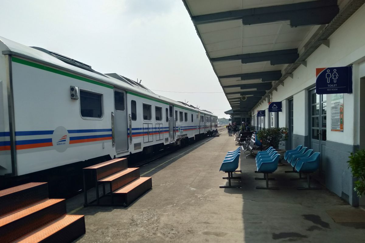 Sepuluh kereta api jarak jauh "mampir" di Stasiun Karawang