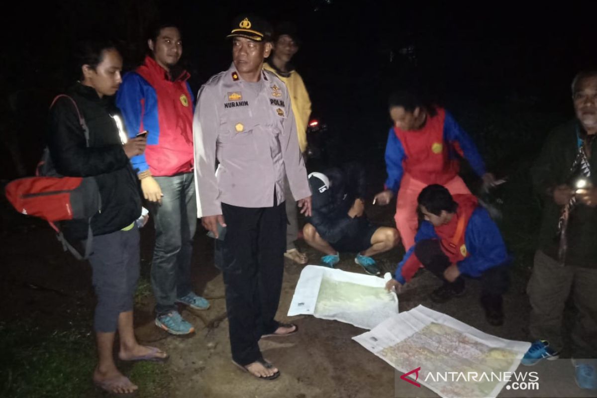 Pasangan suami istri tersesat di Gunung Salak