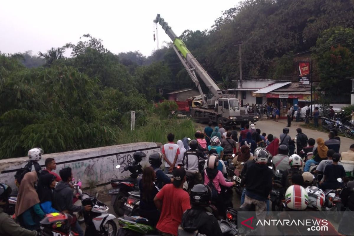 Truk tambang yang terjun ke jurang dievakuasi Polres Bogor