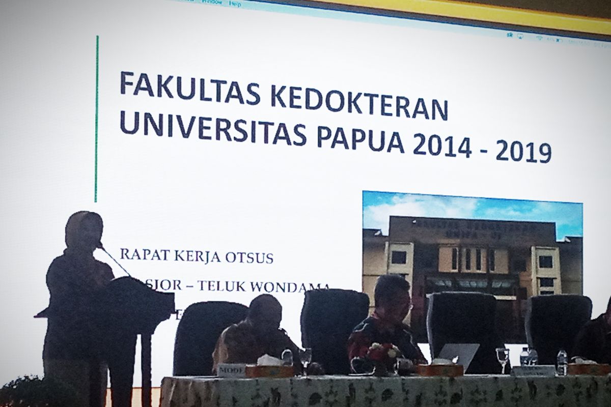 Forum peduli Mahasiswa UNIPA Manokwari palang kampus tuntut penurunan uang kuliah