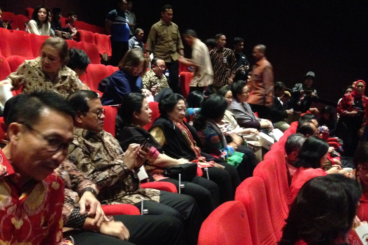 Megawati Soekarnoputri menghadiri nobar Film Nagabonar Reborn di Plaza Senayan