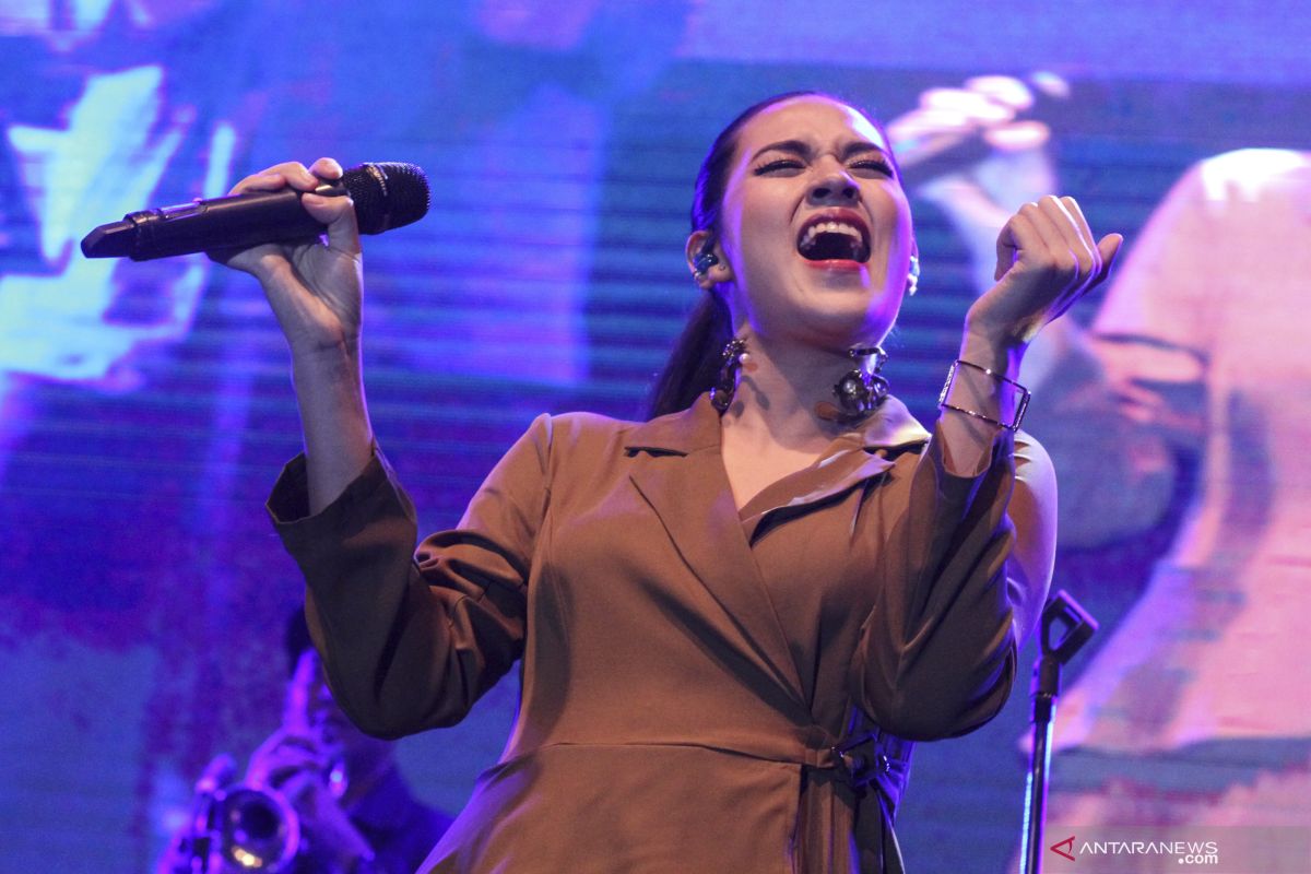 Tiara nyanyikan lagu "Kampuang Nan Jauh di Mato" meriahkan peringatan detik-detik proklamasi